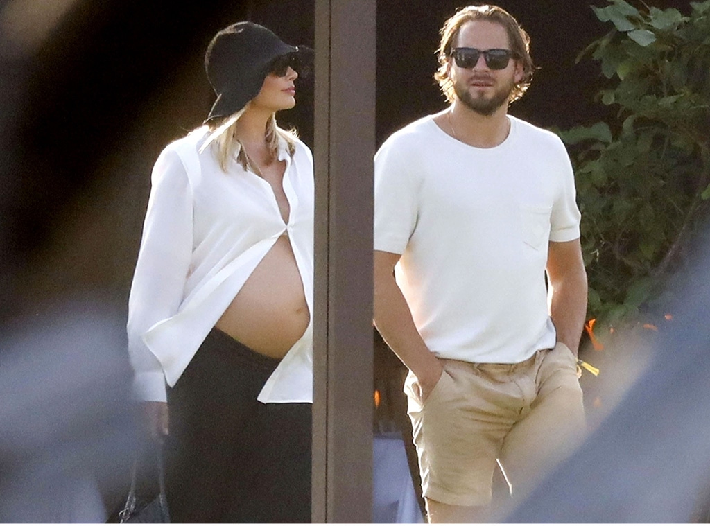 Margot Robbie, Tom Ackerley, Italy, Lake Como, Baby Bump